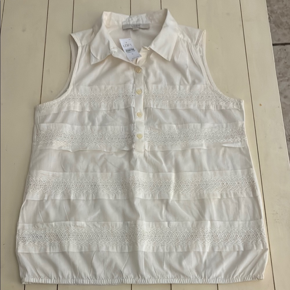 Sleeveless off white sleevless blouse in Small. 100.% cotton.